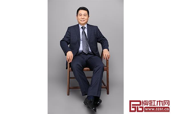 張輝,全聯(lián)藝術(shù)紅木家具專業(yè)委員會專家顧問、明清家具研究學者 張輝,全聯(lián)藝術(shù)紅木家具專業(yè)委員會專家顧問、明清家具研究學者
