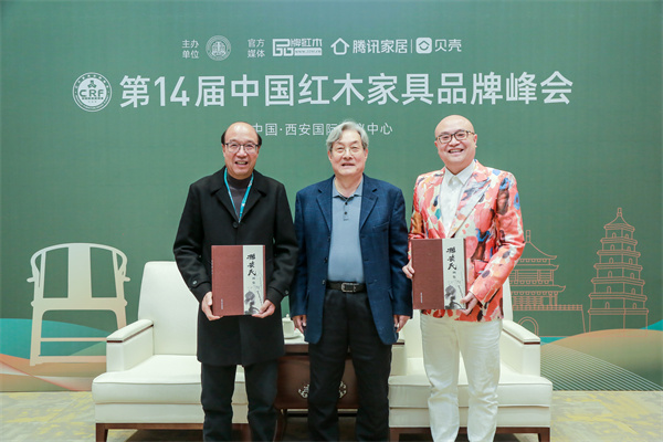 全國人大法律委員會(huì)原副主任、全國政協(xié)原常委、全國工商聯(lián)原常務(wù)副主席孫安民(中)卓木王董事長杜承三(左)、總裁杜長江(右)贈(zèng)書 全國人大法律委員會(huì)原副主任、全國政協(xié)原常委、全國工商聯(lián)原常務(wù)副主席孫安民(中)卓木王董事長杜承三(左)、總裁杜長江(右)贈(zèng)書