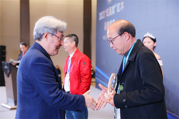 全國人大法律委員會(huì)原副主任、全國政協(xié)原常委、全國工商聯(lián)原常務(wù)副主席孫安民(左)為卓木王總裁杜承三(右)頒獎(jiǎng) 全國人大法律委員會(huì)原副主任、全國政協(xié)原常委、全國工商聯(lián)原常務(wù)副主席孫安民(左)為卓木王總裁杜承三(右)頒獎(jiǎng)