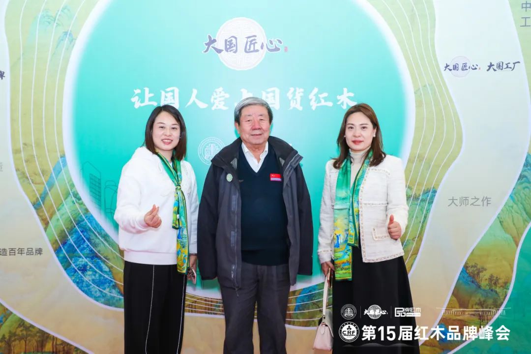 凹凸傳奇紅木董事長唐麗(左)、經(jīng)理唐路(右二)與全國人大法律委員會原副主任、全國政協(xié)原常委、全國工商聯(lián)原常務(wù)副主席孫安民(左二)合影留念 凹凸傳奇紅木董事長唐麗(左)、經(jīng)理唐路(右二)與全國人大法律委員會原副主任、全國政協(xié)原常委、全國工商聯(lián)原常務(wù)副主席孫安民(左二)合影留念