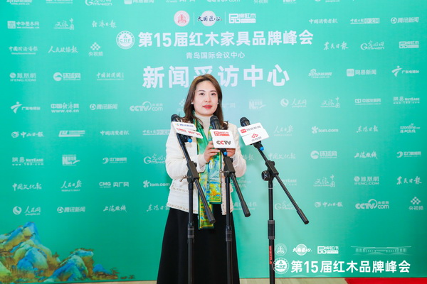 凹凸傳奇紅木董事長唐麗在第15屆紅木家具品牌峰會現(xiàn)場接受媒體采訪 凹凸傳奇紅木董事長唐麗在第15屆紅木家具品牌峰會現(xiàn)場接受媒體采訪