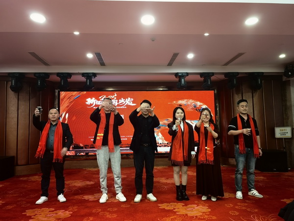 博大家居領(lǐng)導(dǎo)層參加祝酒儀式 博大家居領(lǐng)導(dǎo)層參加祝酒儀式