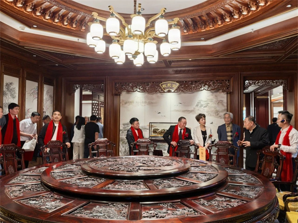 一眾領(lǐng)導(dǎo)嘉賓參觀御乾堂紅木家居藝術(shù)館 一眾領(lǐng)導(dǎo)嘉賓參觀御乾堂紅木家居藝術(shù)館