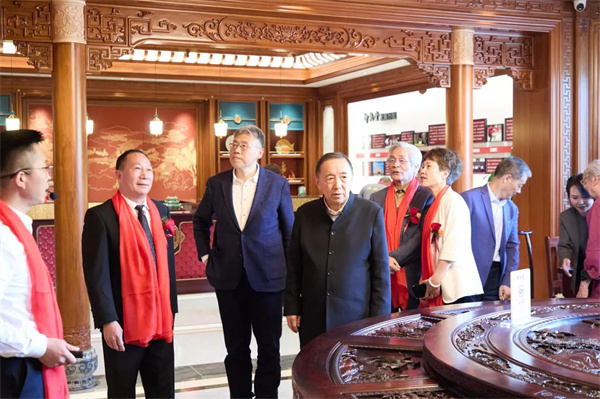 一眾領(lǐng)導(dǎo)嘉賓參觀御乾堂紅木家居藝術(shù)館 一眾領(lǐng)導(dǎo)嘉賓參觀御乾堂紅木家居藝術(shù)館